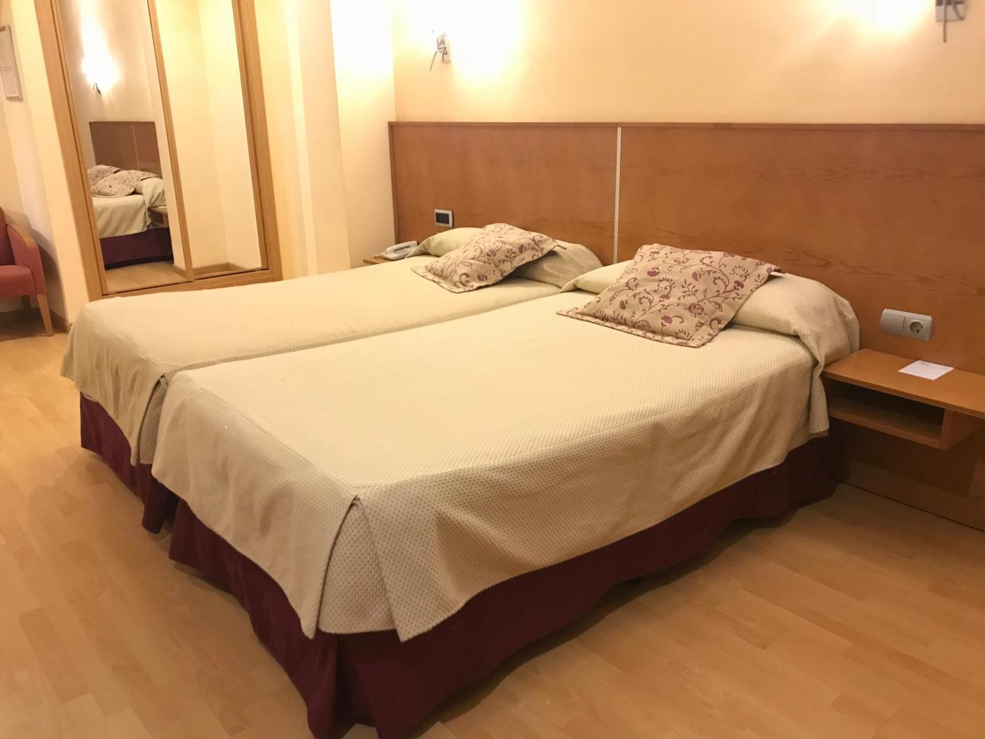 Twin Room,1709882681:JPEG