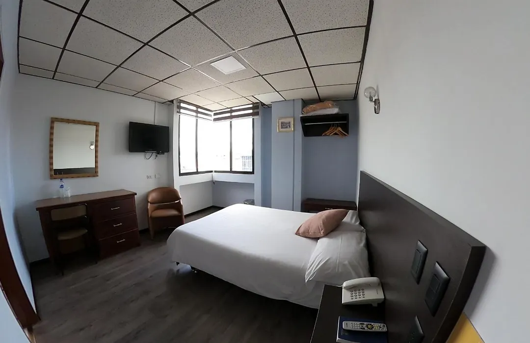 Hotel Italia Cuenca - Tranvia Centro & Aeropuerto-1